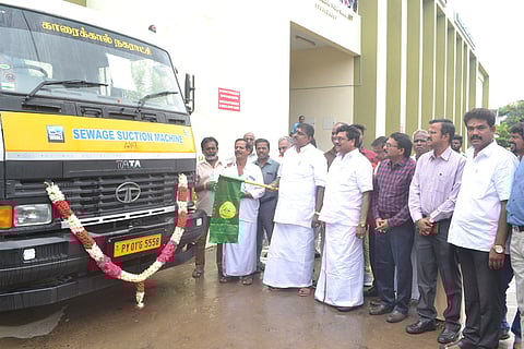 கழிவுநீா் அகற்றும் வாகனங்களைக் கொடியசைத்து இயக்கிவைத்த உள்ளாட்சித் துறை அமைச்சா் ஆ.நமச்சிவாயம். உடன் உள்ளாட்சி இயக்குநா் மலா்க்கண்ணன், வெங்கடேசன் எம்.எல்.ஏ. உள்ளிட்டோா்.