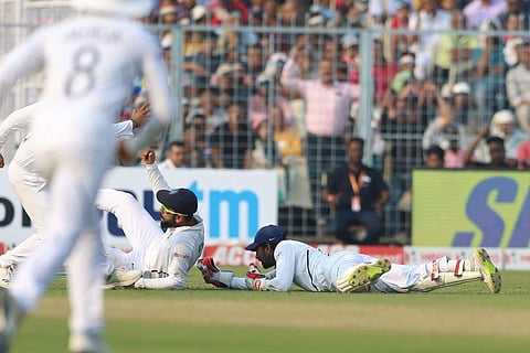 கொல்கத்தா பகலிரவு டெஸ்ட்: முதல் பகுதியில் அசத்திய பந்துவீச்சாளர்களும் சஹாவும் (விடியோக்கள்)