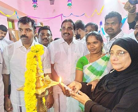 கூடங்குளத்தில் இ.எஸ்.ஐ. மருந்தகத்தை திறந்தாா் அமைச்சா் நிலோபா் கபீல். உடன், அமைச்சா் வி.எம்.ராஜலெட்சுமி, வெ. நாராயணன் எம்.எல்.ஏ. உள்ளிட்டோா்.