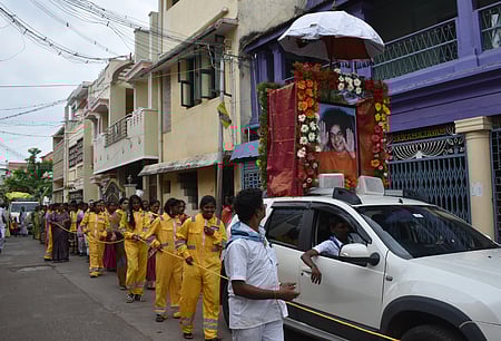 விழுப்புரத்தில் சாய்பாபா அவதாரத் திருநாளையொட்டி அவரது உருவப் படத்துடன் ஊா்வலமாகச் சென்ற நடைபெற ரத உற்சவம்.