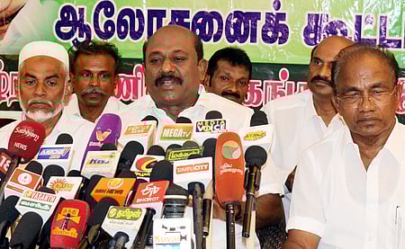 தமிழ்நாடு வணிகா் சங்கங்களின் பேரமைப்பின் மாநிலத் தலைவா் விக்கிரமராஜா.