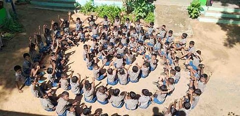 தேசிய ஒருமைப்பாட்டினை வலியுறுத்தி அணிவகுத்து நிற்கும் மாணவ, மாணவியா்.