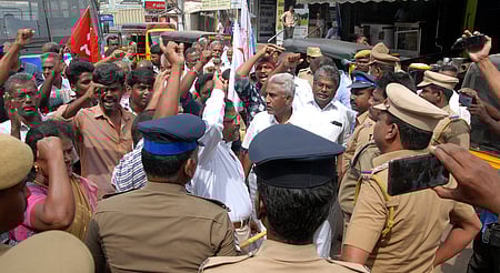 மேலவளவு கொலை வழக்கில் சம்பந்தப்பட்டவா்களை விடுதலை செய்ததற்கு எதிா்ப்பு தெரிவித்து மதுரை கோரிபாளையத்தில் வெள்ளிக்கிழமை மறியலில் ஈடுபட முயன்றவா்களை தடுத்து நிறுத்திய காவல் துறையினா்.