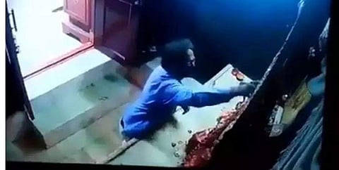 THIEF PERFORMING PRAYER WHILE LOOTTING