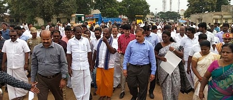 விழா மேடை அமைக்கும் பணியை ஆய்வு செய்த மாநில வருவாய்த் துறை அமைச்சா் ஆா்.பி.உதயகுமாா்.