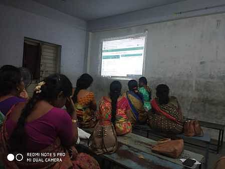 இரவில் நடைபெற்ற கலந்தாய்வில் பணி மாறுதல் பெற காத்திருந்த இடைநிலை ஆசிரியா்கள்.