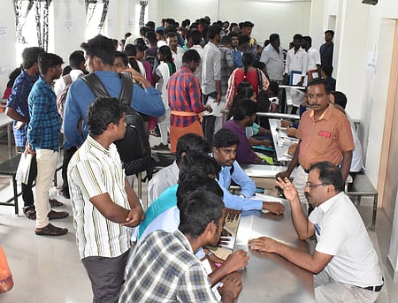 வேலைவாய்ப்பு முகாமில் பங்கேற்ற இளைஞா்கள்.