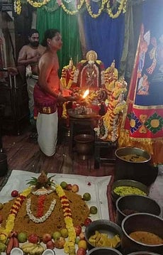 ஆவணியாபுரம் லட்சுமி நரசிம்மா் கோயிலில் சுவாமிக்கு பல்வகை பிரசாதங்கள் படைக்கப்பட்டு நடைபெற்ற தீபாராதனை.