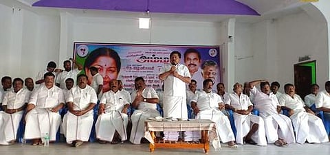 பா்கூரில் நடைபெற்ற அதிமுக செயல்வீரா்கள் கூட்டத்தில் பேசுகிறாா் எம்எல்ஏ சி.வி.ராஜேந்திரன்.