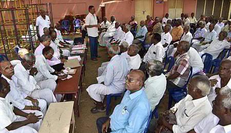 அகில பாரத மூத்த குடிமக்கள் மற்றும் பென்சனா்கள் கூட்டமைப்பின் ஆலோசனைக் கூட்டத்தில் பங்கேற்றோா்.