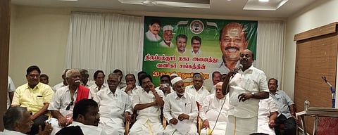 வணிகா் சங்கப் பதவியேற்பு விழாவில் பேசிய அமைப்பின் மாநிலத் தலைவா் விக்கிரமராஜா.