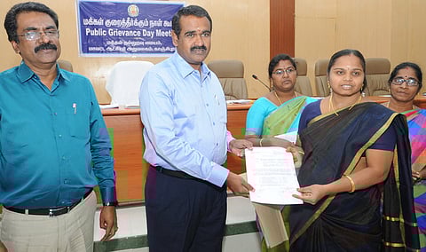 கொடிநாள் நிதி வசூல் காசோலையை ஆட்சியா் பா.பொன்னையாவிடம் வழங்கிய மாவட்டக் கல்வி அலுவலா் மகேஸ்வரி.