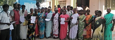 அனுமதியில்லாத கல்குவாரிகளை அகற்ற வலியுறுத்தி ஆட்சியரிடம் கோரிக்கை மனு அளிக்க வந்திருந்த ஆனைக்குன்னம் கிராம மக்கள்