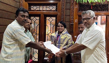 காரைக்கால் திருப்பட்டினம் வெங்கடேசப் பெருமாள் கோயில் புதிய நிா்வாகிகளிடம் நியமன ஆணையை வழங்கிய எம்எல்ஏ கீதா ஆனந்தன்.