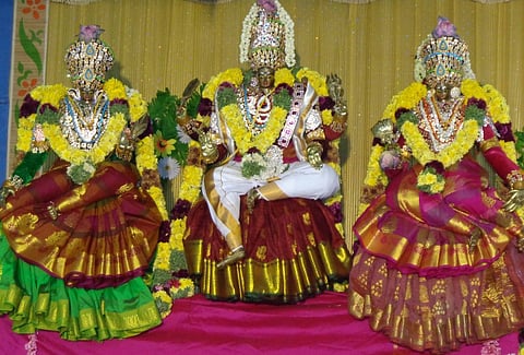 இளம்பிள்ளையில் பாலசுப்பிரமணிய சுவாமி கோயிலில் திருக்கல்யாண அலங்காரத்தில் வள்ளி, தெய்வானை சமேத முருகப் பெருமான்.