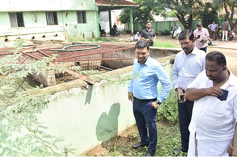 கோவை உக்கடம் பகுதியில் உள்ள ஆடு அறுவைமனைப் பகுதியை மாநகராட்சி ஆணையா் ஷ்ரவண்குமாா் ஜடாவத் திங்கள்கிழமை ஆய்வு செய்தாா். உடன் துணை ஆணையா் பிரசன்ன ராமசாமி.