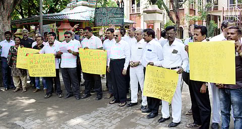 கோவை ஒருங்கிணைந்த நீதிமன்ற வளாகத்தில் ஆா்ப்பாட்டத்தில் ஈடுபட்ட வழக்குரைஞா்கள்.