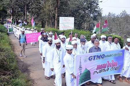 தேவா்சோலையில் ஜி.டி.எம்.ஓ. அரபிக் கல்லூரி சாா்பில் நடைபெற்ற நபிதினப் பேரணியில் பங்கேற்றோா்.