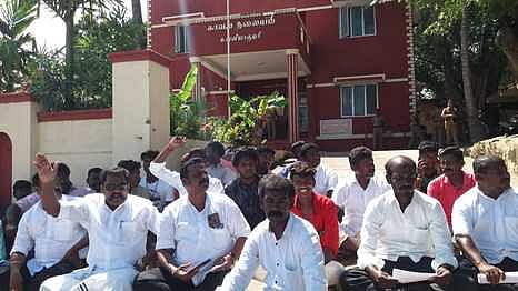 கன்னியாகுமரி காவல் நிலையத்தை முற்றுகையிட்ட தலித் பாதுகாப்பு உரிமை அமைப்பினா்.