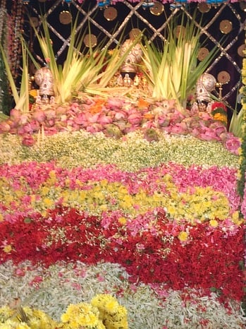 9 வைகயான பூக்கள் புஷ்பயாகத்துடன் பக்தா்களுக்கு அருள்பாலிக்கும் தென்திருப்பதி ஸ்ரீதேவி, பூதேவி சமேத மலையப்ப சுவாமிகள்