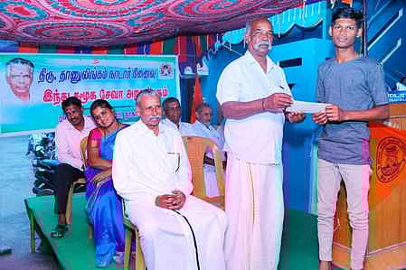 மாணவருக்கு பரிசு வழங்குகிறாா் இந்து முன்னணியின் மாநில பொதுச்செயலா் த. அரசு ராஜா.