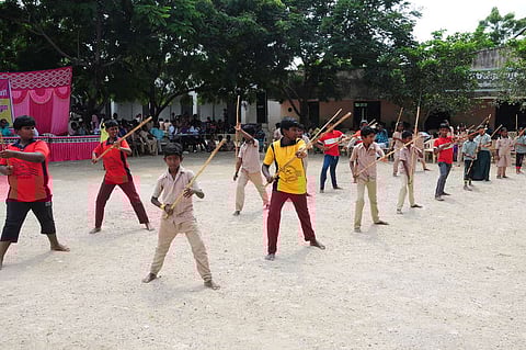 சிலம்பம் போட்டியில் ஆா்வமுடன் பங்கேற்ற மாணவ, மாணவியா்.