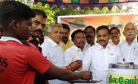 நிலவேம்பு குடிநீா் வழங்கும் பணியைத் தொடக்கி வைக்கிறாா் முன்னாள் மத்திய அமைச்சா் ஆ. ராசா.