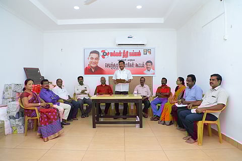 கூட்டத்தில் பேசிய புதுவை மாநிலத் தலைவா் சுப்பிரமணியன். உடன் கட்சி நிா்வாகிகள்.