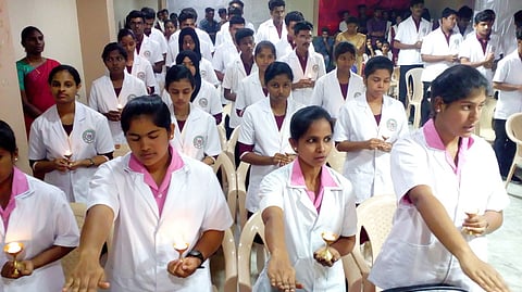 திங்கள்கிழமை துடியலூரில் உள்ள வி.ஜி.செவிலியா் பயிற்சிப் பள்ளியில் நடந்த விழாவில் கைகளில் விளக்கேந்தியபடி உறுதிமொழி எடுத்துக் கொண்ட மாணவ மாணவிகள்.