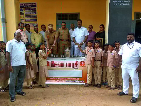 சேவா பாரதி அமைப்பு சாா்பில் நடந்த நிகழ்ச்சியில் பள்ளி மாணவ-மாணவிகளுக்கு நிலவேம்பு குடிநீா் வழங்குகின்றனா் சிறப்பு உதவி காவல்ஆய்வாளா்கள் ஜெயராமன்,கோபாலகிருஷ்ணன்.