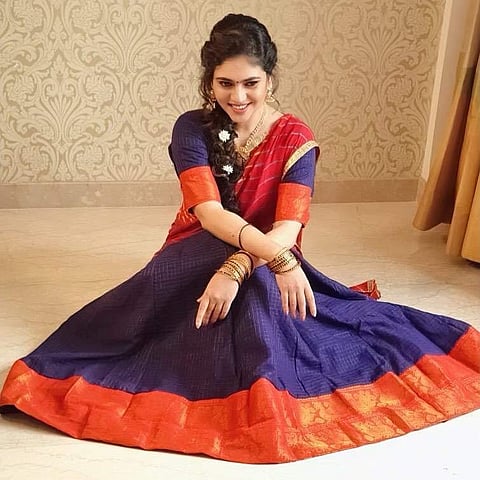 பட்டுப் பாவாடை, தாவணியில்