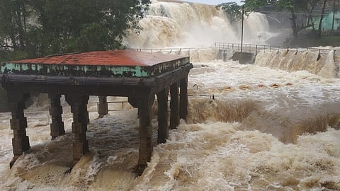 திற்பரப்பு அருவி வழியாக பெருக்கெடுத்துப் பாய்ந்த கோதையாற்று வெள்ளம்.