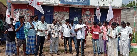 நாகை மாவட்டம், அகர ஒரத்தூரில் ஆா்ப்பாட்டத்தில் ஈடுபட்ட இந்திய ஜனநாயக வாலிபா் சங்கத்தினா்.