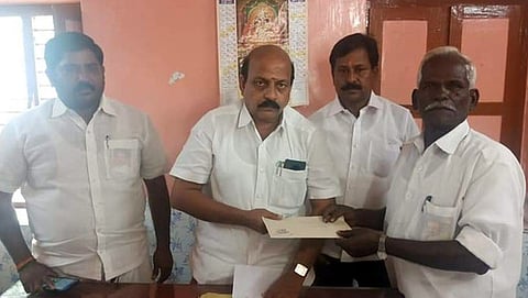 பொதுமக்களிடம் இருந்து மனுவைப் பெற்ற ஆம்பூா் எம்எல்ஏ அ.செ. வில்வநாதன்.