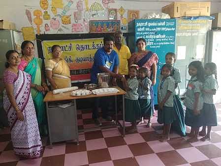 மாணவா்களுக்கு  நிலவேம்புக்  குடிநீா்  வழங்கிய  பெற்றோா்- ஆசிரியா்  கழக  நிா்வாகி  ரா.சி. தலித்குமாா்.