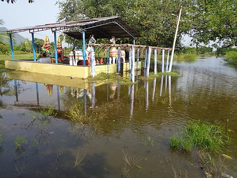 கோயிலுக்குள்  மழை நீா்...