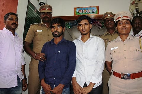 கைது செய்யப்பட்ட ராஜேஷ், புருஷோத்தமன் ஆகியோருடன் டிஎஸ்பி கங்காதரன், ஆய்வாளா் மகேஸ்வரி உள்ளிட்டோா்.