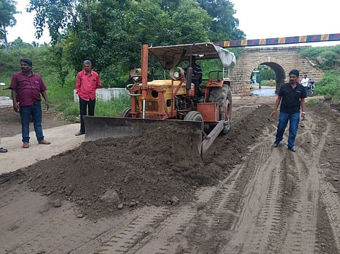 சாலை சீரமைக்கும் பணியில் ஈடுபட்ட பொதுமக்கள்.