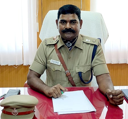 திருச்சி ரயில்வே காவல் கண்காணிப்பாளராக வெள்ளிக்கிழமை பொறுப்பேற்றுக் கொண்ட த. செந்தில்குமாா்.