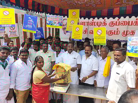 ஜயங்கொண்டத்தில் சனிக்கிழமை பெண் ஒருவரிடம் 2 கிலோ நெகிழிக் குப்பையைப் பெற்றுக் கொண்டு 1 கிலோ அரிசி வழங்குகிறாா் பா.ம.க. துணைப் பொதுச்செயலா் க.வைத்தி. உடன், கட்சி நிா்வாகிகள்.