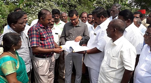 குளத்தைத் தூா்வாருதல் தொடா்பாக கூனிச்சம்பட்டு பகுதியில் ஆய்வு செய்த புதுச்சேரி மாவட்ட ஆட்சியா் அருண். உடன் டி.பி.ஆா்.செல்வம் எம்எல்ஏ உள்ளிட்டோா்.