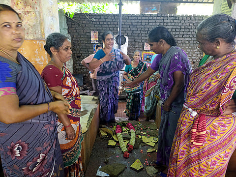நெல்லிதோப்பு மீன் அங்காடியில் இடிந்து விழுந்த மேல்கூரை பகுதி.