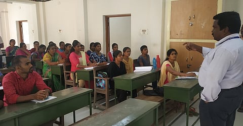 காஞ்சிபுரம் மாவட்ட தன்னாா்வப் பயிலும் வட்டத்தில் பயின்று வரும் வேலை தேடுவோரிடம் பேசுகிறாா் வேலை வாய்ப்புத்துறை துணை இயக்குநா் அ.அருணகிரி.