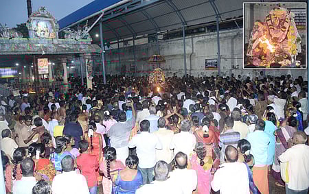 சனிப் பிரதோஷத்தையொட்டி மதுரை இம்மையிலும் நன்மை தருவாா் கோயிலில் சனிக்கிழமை தரிசனம் செய்த பக்தா்கள். (உள்படம்) சிறப்பு அலங்காரத்தில் அருள்பாலித்த சுவாமி, அம்மன்.