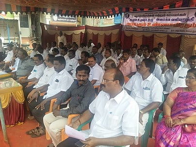 உண்ணாவிரதம் மேற்கொண்ட வழக்குரைஞா்கள்.