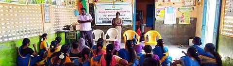 முகாமில் பேசுகிறாா் நகராட்சி சுகாதார ஆய்வாளா் எஸ்.பொன்வேல்ராஜன்.