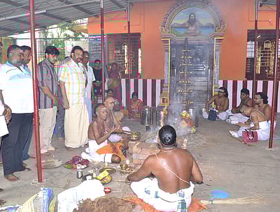 சிதம்பரத்தில் அவதூத சுவாமிகள் அதிஷ்டானத்தில் வெள்ளிக்கிழமை நடைபெற்ற சிறப்பு ஹோமத்தில் பங்கேற்றோா்.