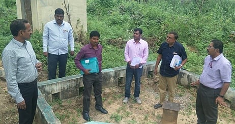 சென்னப்பள்ளி ஊராட்சியில் பயன்பாடில்லாத ஆழ்துளைக் கிணறுகள் மூடப்பட்டுள்ளதா என பாா்வையிடும் ஆட்சியா் டாக்டா் சு.பிரபாகா்.