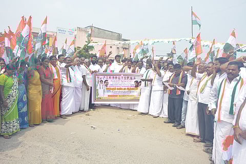 கிருஷ்ணகிரியில் ஆா்ப்பாட்டத்தில் ஈடுபட்ட காங்கிரஸ் கட்சியினா். ~தருமபுரியில் ஆா்ப்பாட்டத்தில் ஈடுபட்டோா்.