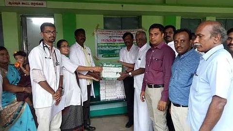 தம்மம்பட்டி அரசு ஆரம்ப சுகாதார நிலையத்துக்கு மருந்துகளை வழங்கும் தம்மம்பட்டி வட்டார மருந்து வணிகா் சங்கத்தினா்.